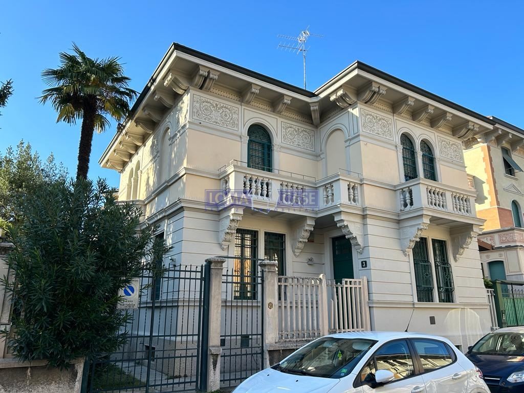 Milano , appartamento in villa