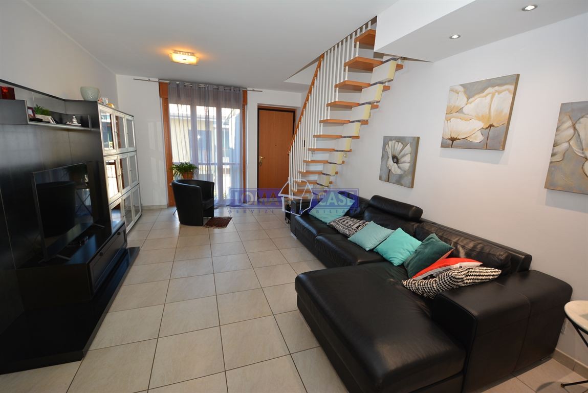 Lomagna, quadrilocale con sottotetto