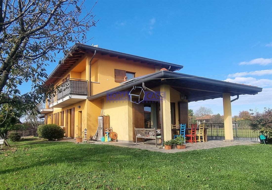 Lomagna , Villa Bifamiliare con giardino