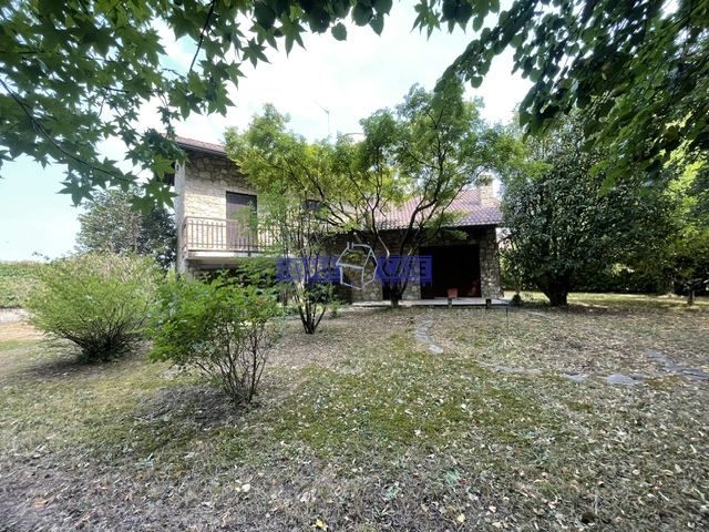 Lomagna, villa singola con giardino